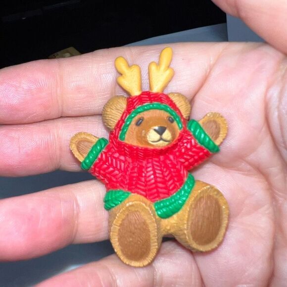 Hallmark Vintage Christmas Teddy In Sweater‎ and Antlers  Brooch - Picture 11 of 11